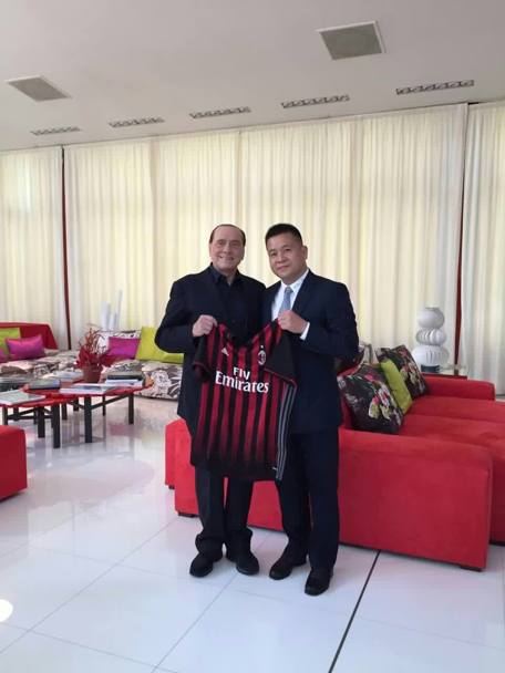 Silvio Berlusconi all&#39;interno di Villa Certosa con Yonghong Li, il manager della cordata cinese che ha condotto la trattativa. Team China